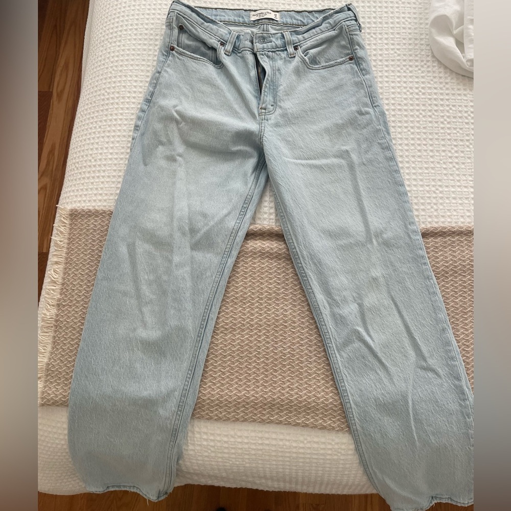 Abercrombie & Fitch Mid Rise 90s Straight Jeans (Light)